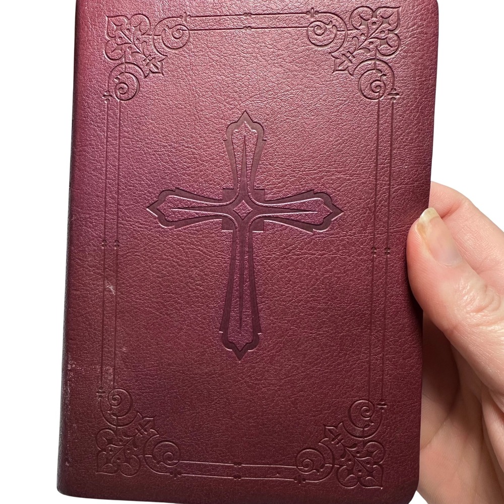 Zondervan NIV Holy Bible Burgundy Italian Duo-Tone Leather Cross 9780310625995